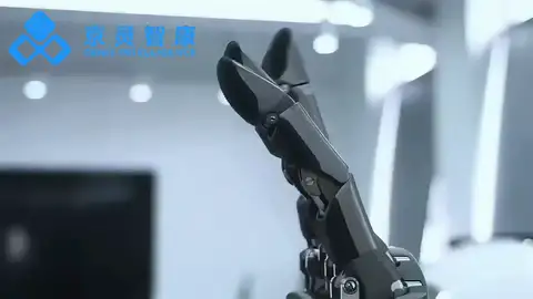 Манипулятор с рукой Linker Hand O6 наливает жидкость